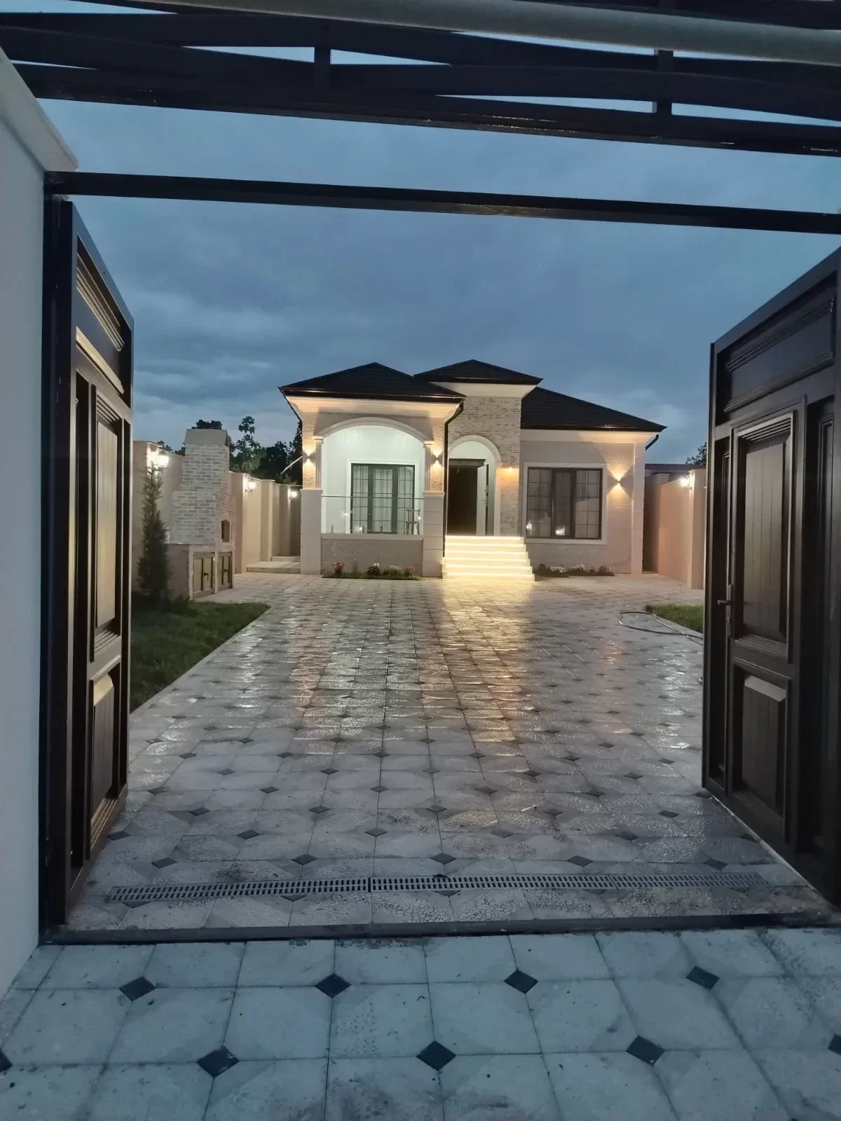 Satılır həyət evi, Əmircan qəs.