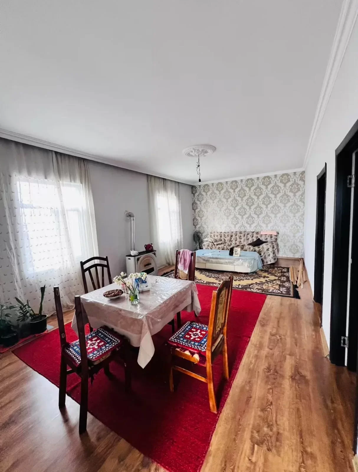 Pirşağı qəsəbəsində həyət evi satılır.
