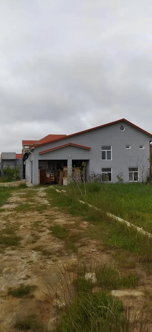 Maştağa qəsəbəsində 7 otaqlı ev satılır