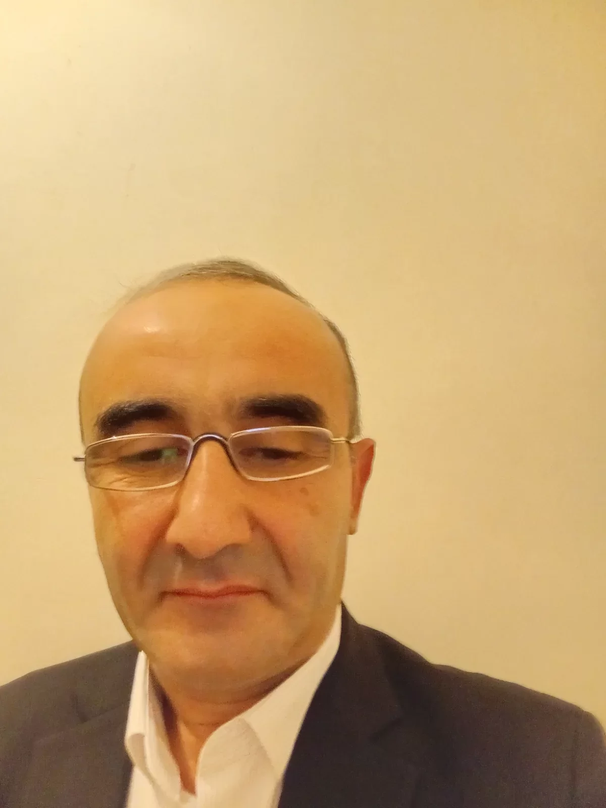 Anbardar işi axtarıram