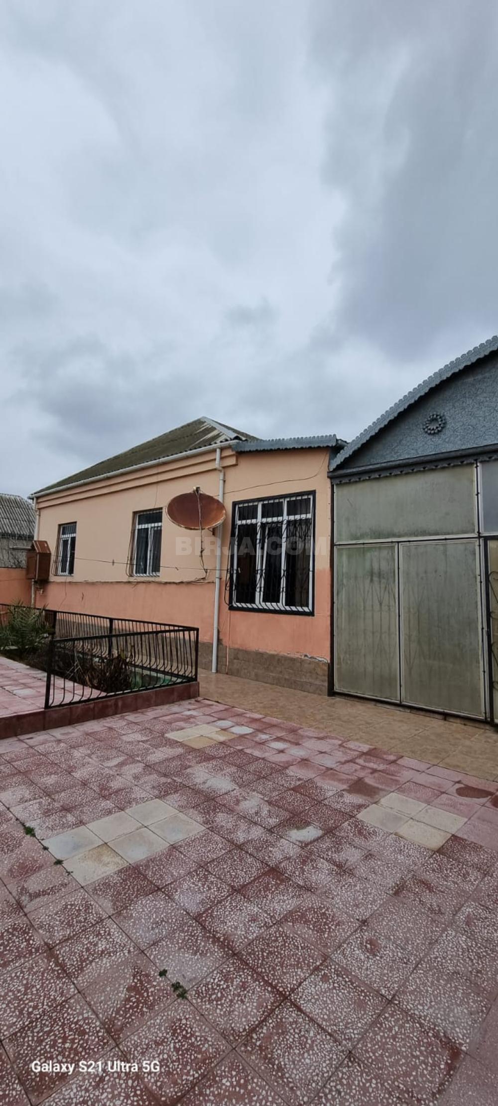 Buzovna-Mərdəkan yolunda həyət evi satılır 