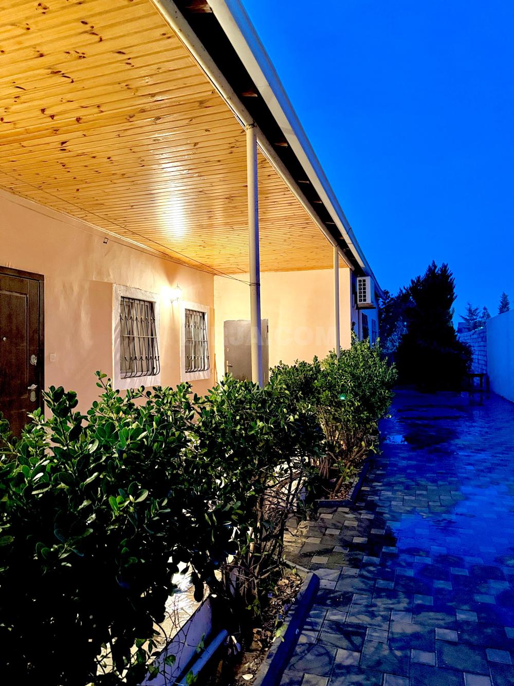 Buzovna-Maştağa yolunda həyət evi satılır