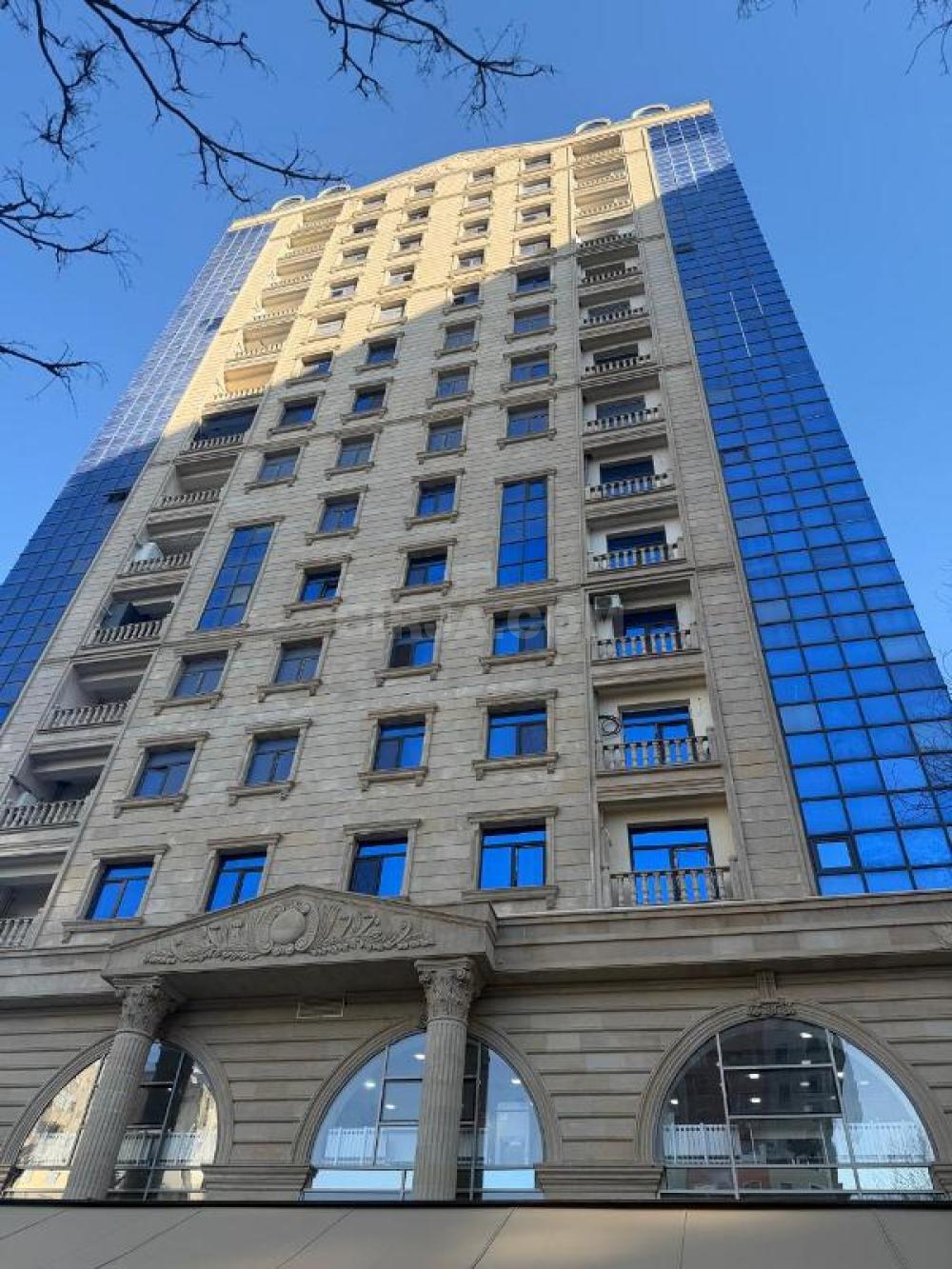 Tibb Universitetinin yanında 4 otaqlı mənzil satılır — Satılır