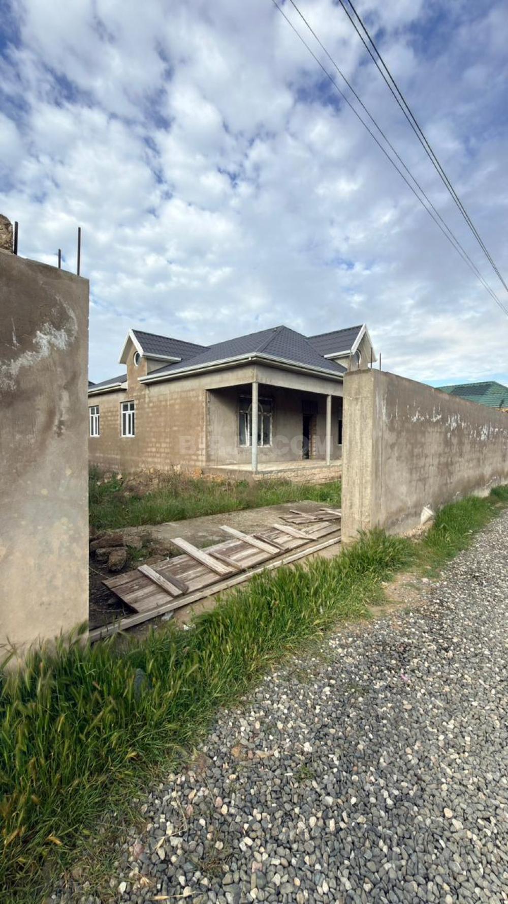 Ramanada həyət evi satılır 