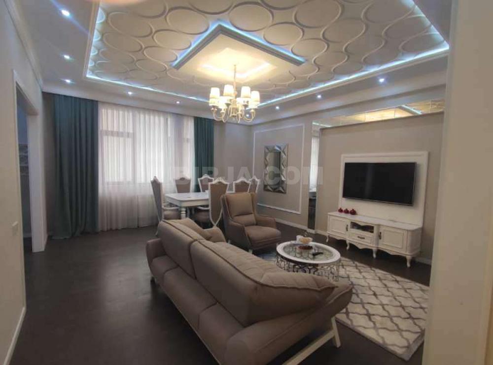 Səməd Vurğun parkı və 28 May m/s yaxın 2 otaqlı mənzil satılır