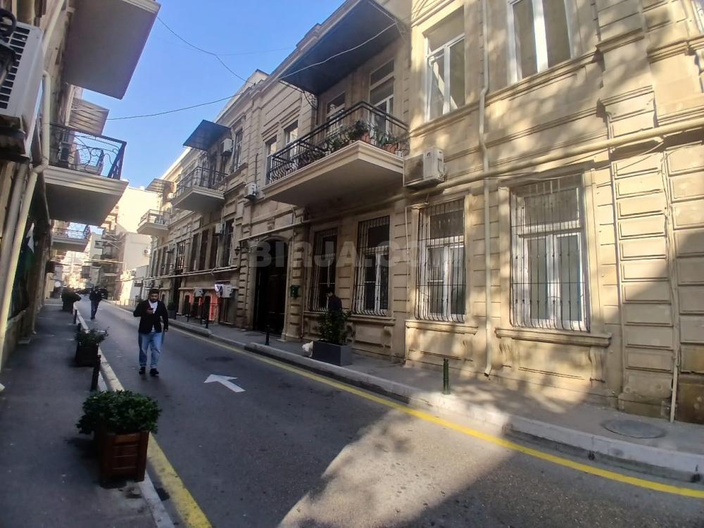 Satılır 2 otaqlı, mərkəzdə — Satılır