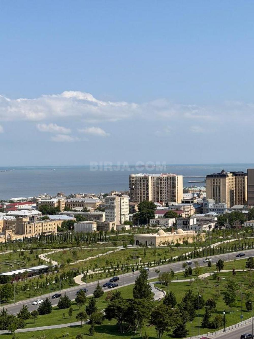Mərkəzi parkın yanında 3 otaqlı mənzil satılır