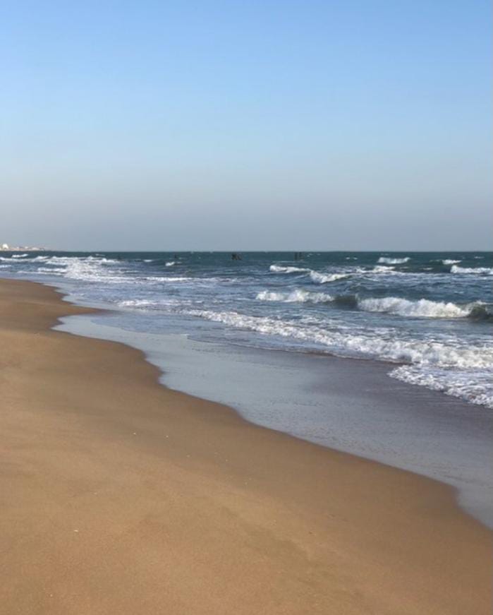 Море в избербаше. Каспийское море Избербаш. Каспийское море пляж Избербаш. Каспий Избербаш пляж. Каспийское море Дагестан Избербаш.